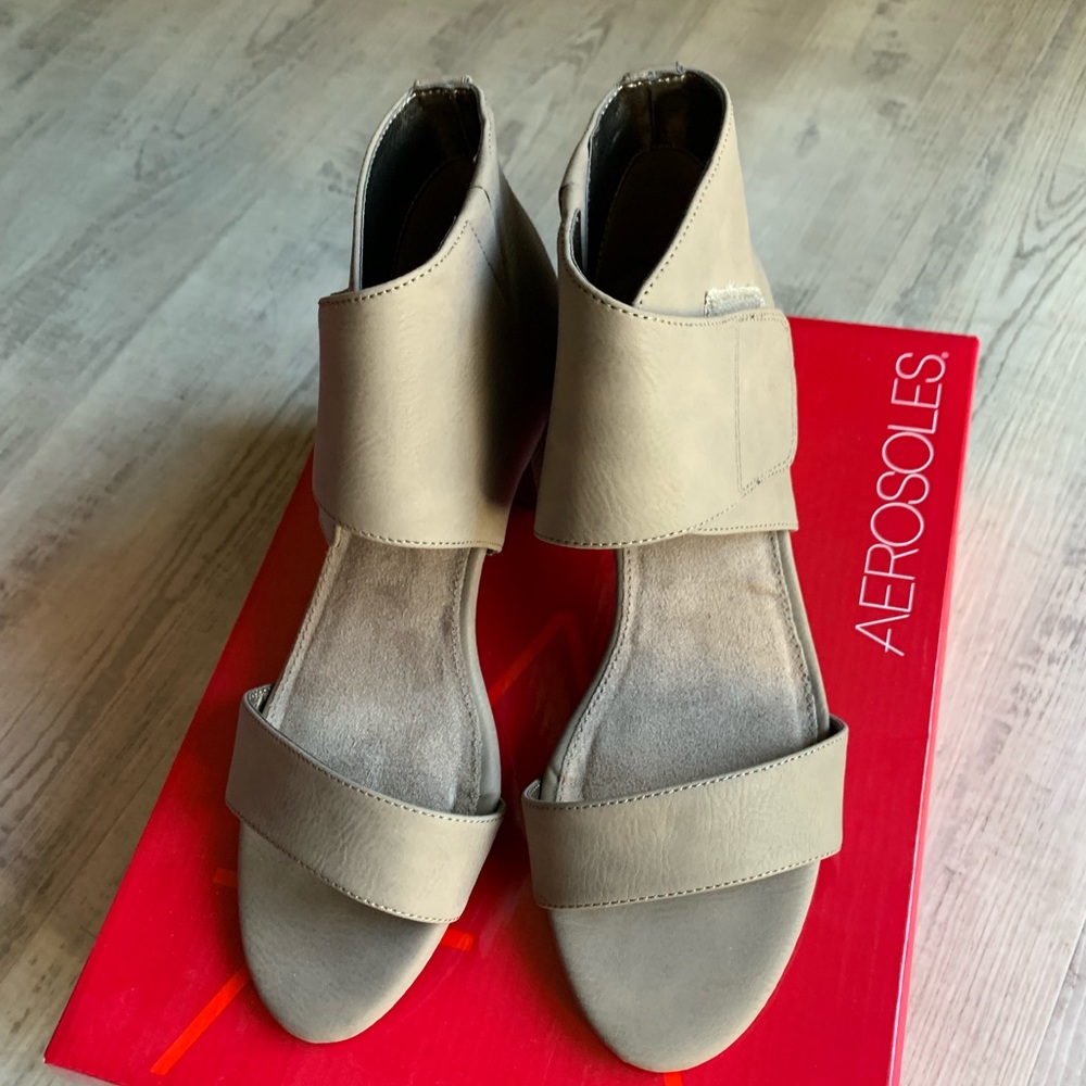 Aerosole 7.5 Midpoint shoe 2 inch heel.